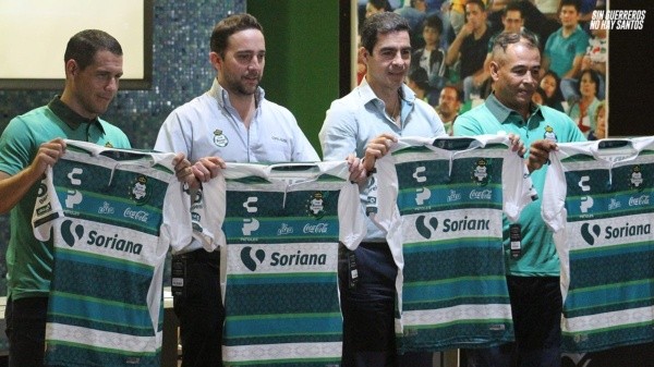 Presentación de la nueva camiseta de Santos Laguna.