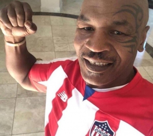 Tyson con la camiseta de Junior.