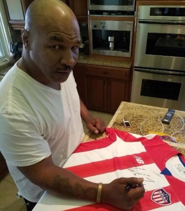 Tyson estampando su firma.
