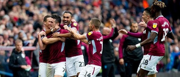 NI ÉL LO CREE. Todos del Aston Villa abrazan a McGinn (Foto: Getty).