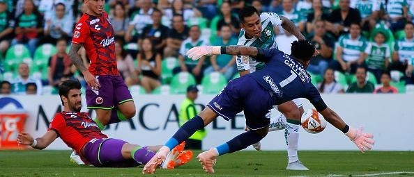 CON TODO. Gallese durante el duelo de Veracruz contra Santos Laguna (Foto: Getty).