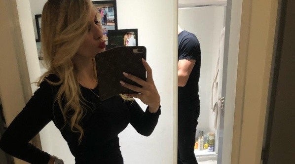 Foto de la mujer de Pitana con el árbitro atrás.