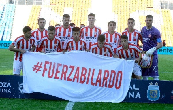 #FUERZABILARDO. El cartel de Estudiantes en apoyo al “Narigón”.