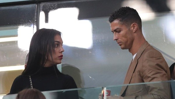 Rostros de preocupación en Cristiano y su pareja.