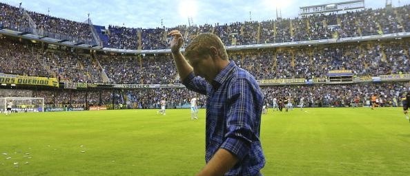 EN CASA. Martín Palermo es ovacionado por La Bombonera en 2014 como DT de Arsenal (Foto: Getty).