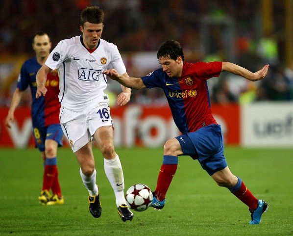 Carrick intentando controlar a Messi en aquel partido.