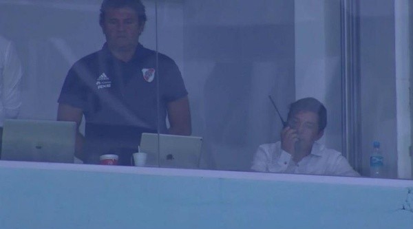 Marcelo Gallardo en la cabina del Arena Gremio.