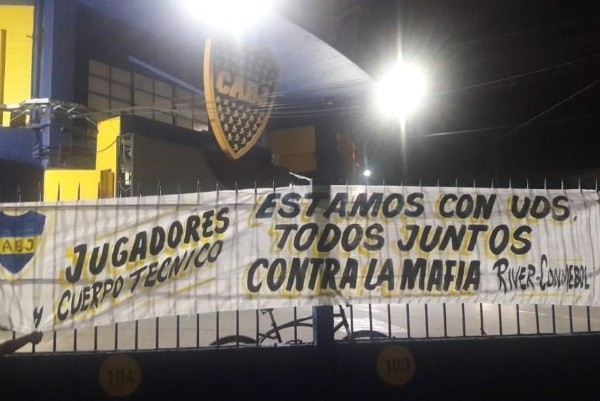 La bandera que colgaron los hinchas de Boca.