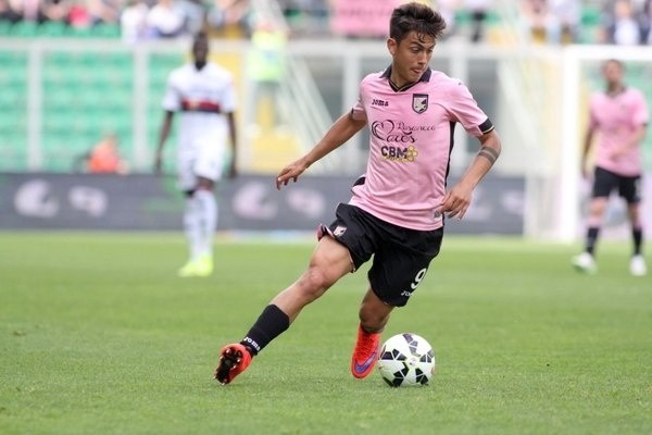 Paulo Dybala con los colores de Palermo.