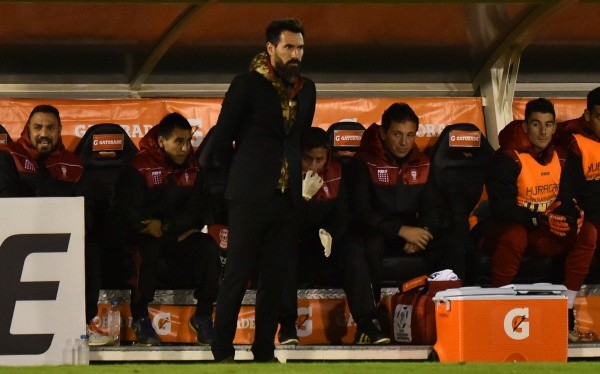 Domínguez diriendo a Huracán