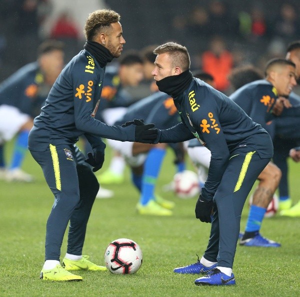 Neymar y Arthur en la Selección de Brasil. (Getty)