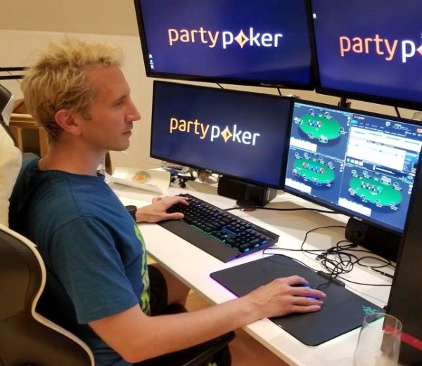 Elky fue pionero al momento de cambiar los e-sports por el poker profesional.