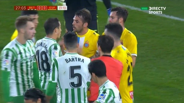 Guardado defiende a Lainez de los rivales.