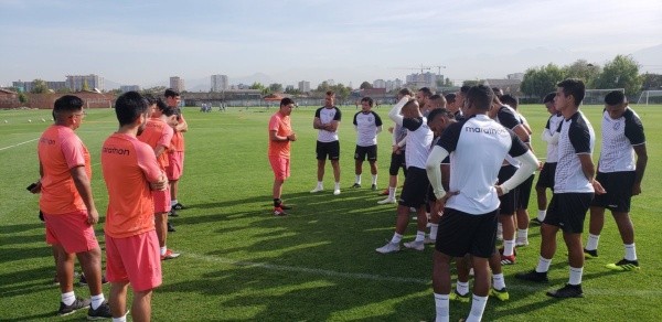 Córdova dándole indicaciones a sus dirigidos en un entrenamiento de pretemporada