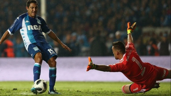 Franco Armani atajando ante Racing.