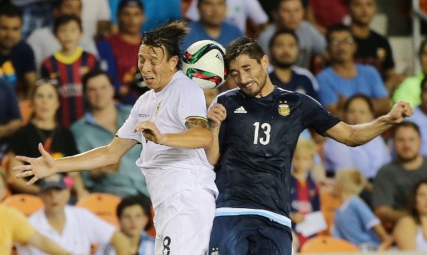 Casco en su debut oficial con la Selección Argentina ante Bolivia.