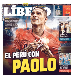 El trofeo de la Supercopa Argentina sobre el césped de La Bombonera