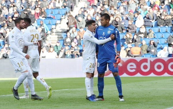 La euforia tras atajar el penal, con sus compañeros.