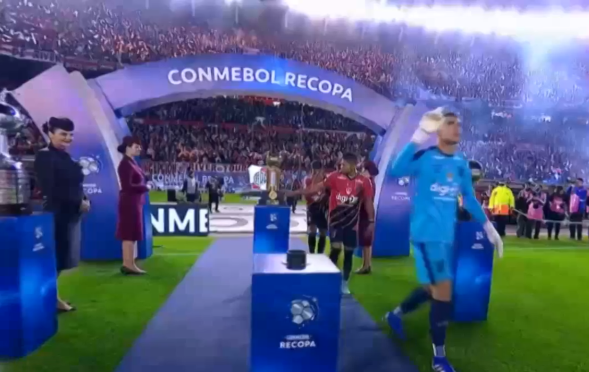 Saca la mano, Antonio: el momento exacto en el que Rony toca la Recopa Sudamericana