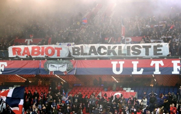 Bandera de los hinchas de PSG a Rabiot. (Foto: Getty)