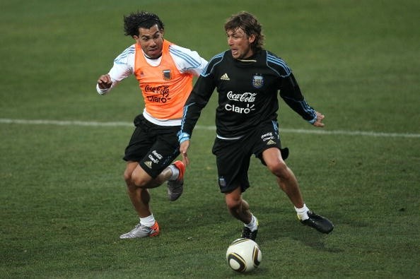 Heinze y Tévez durante una de las prácticas en el Mundial de Sudáfrica 2010. (Getty)
