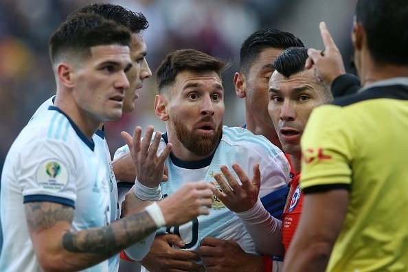 El árbitro expulsó a Medel y Messi. (Getty)