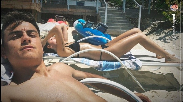 Dybala junto a Oriana en la playa. (Instagram)