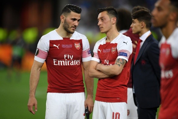 Özil junto a Kolasinac en la final de la Europa League. (Getty)
