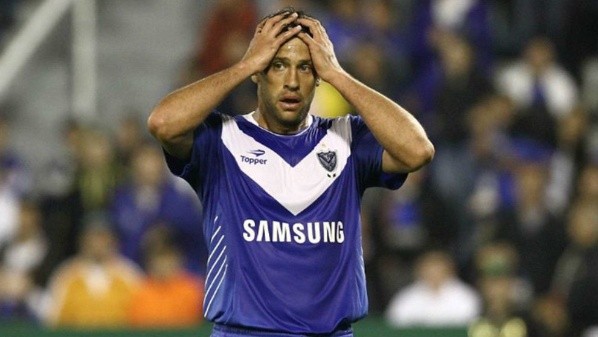 Sebastián Domínguez con la camiseta de Vélez.