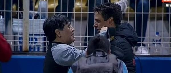 VIEJOS CONOCIDOS. Maradona y Hoyos se reencontraron por la Copa MX.