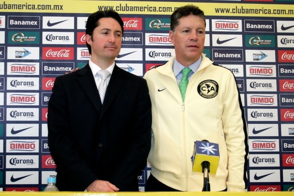 Foto: Yon de Luisa junto a Ricardo Peláez en su presentación oficial – 2011 (JAM MEDIA)