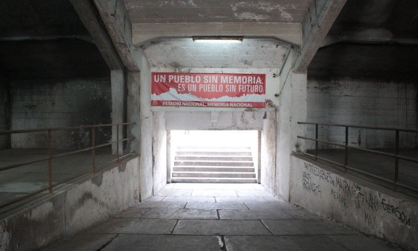 Las paredes del estadio Nacional por dentro: “Un pueblo sin memoria es un pueblo sin futuro”.