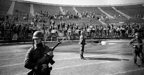 Militares chilenos, en el estadio Nacional, durante la dictadura de Pinochet.