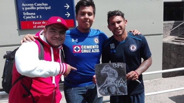 Aczino junto a Walter Montoya, ex jugador de Cruz Azul.