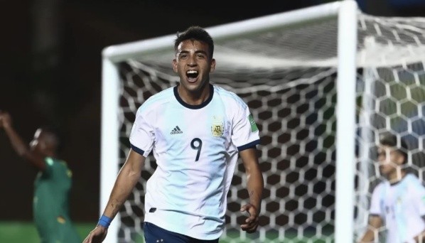 Matías Godoy festejando un tanto con la Selección Argentina.