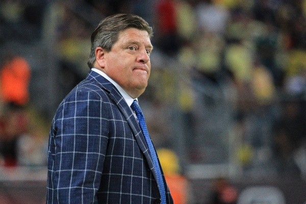 Miguel Herrera observando el juego entre Atlas y América (JAM MEDIA)