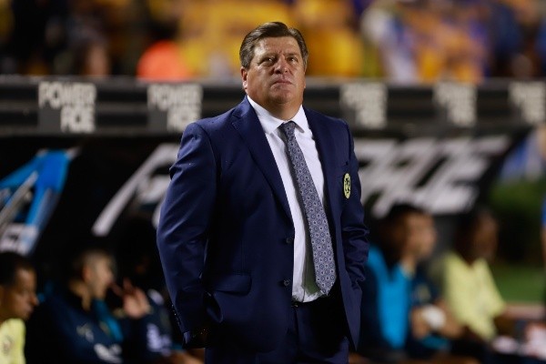 Miguel Herrera, preocupado observando un juego del América (JAM MEDIA)