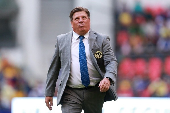 Miguel Herrera ingresando al Azteca para el Clásico Joven (JAM MEDIA)