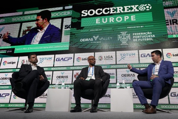 Los exfutbolistas Marcos Senna y  Deco exponiendo en Soccerex. Foto: Getty