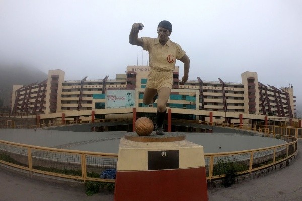 La entrada principal del estadio Monumental de Lima. Foto: Getty