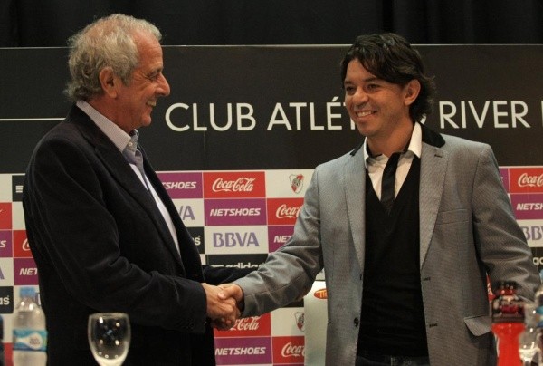D’Onofrio, presidente de River, saluda a Gallardo tras firmar su primer contrato como DT de River.