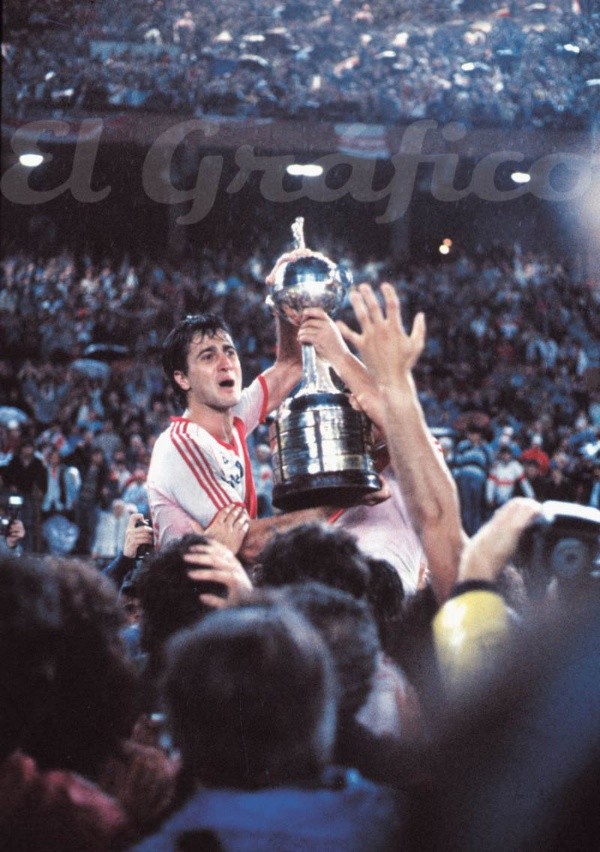 El Beto Alonso alzando la Libertadores 1986, la primera en la historia de River.