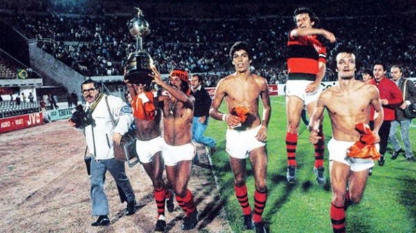 Los jugadores de Flamengo dando la vuelta olímpica tras conquistar la Libertadores 1981.