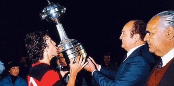 Zico besando la única Copa Libertadores que conquistó Flamengo.