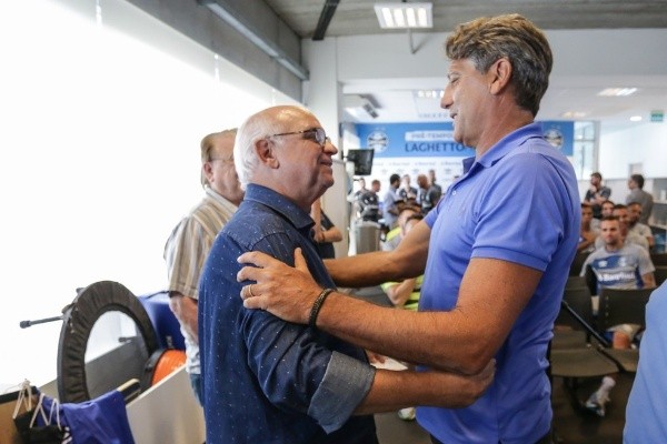 Boa relação com o presidente Romildo Bolzan (E) é trunfo de Renato por reforços (Foto: Lucas Uebel/Grêmio/Divulgação)