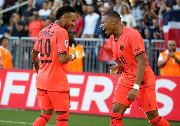 Neymar e Mbappé comemorando gol