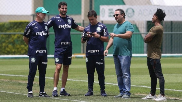 Dirigentes do Palmeiras conversam com Mano em treino do Palmeiras