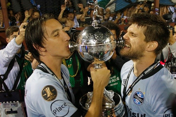 Geromel e Kannemann festejam título da Libertadores, em 2016