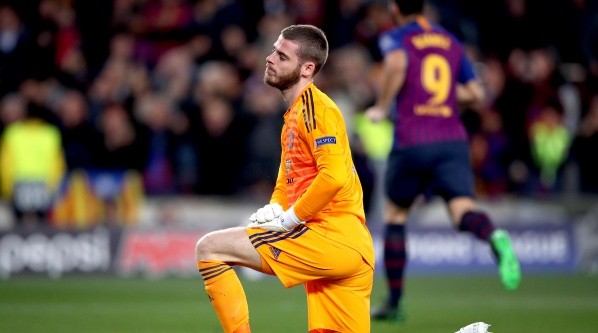 El portero se lamenta durante el partido entre Manchester United y Barcelona.