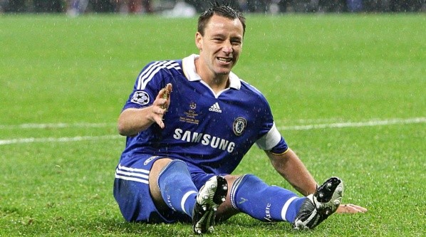 El capitán del Chelsea se lamenta tras desperdiciar una chance única.